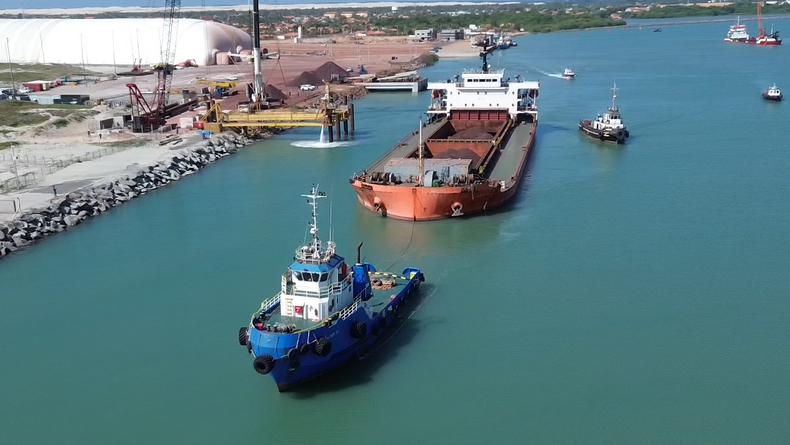 Porto de Luís Correia inicia transbordo de minério que será exportado para a China
