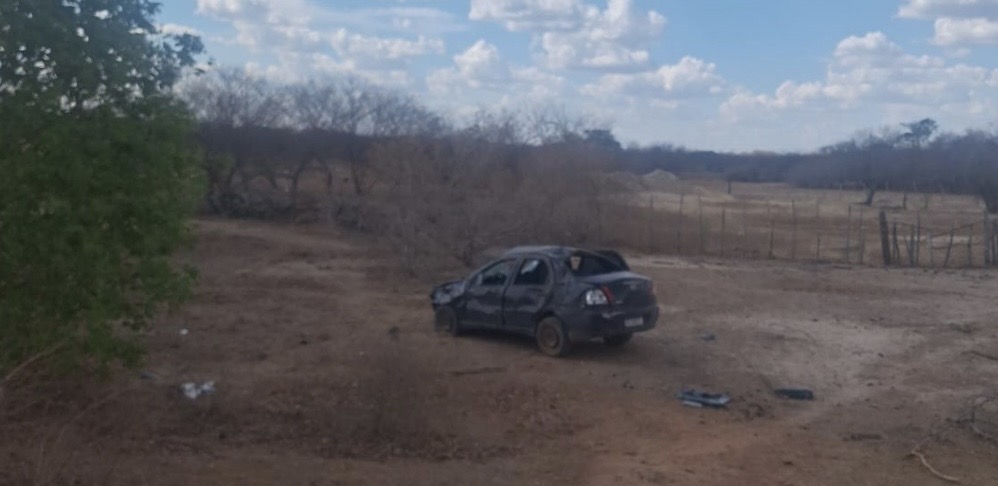 Carro com estudantes capota e deixa quatro feridos na PI-244 no Piauí